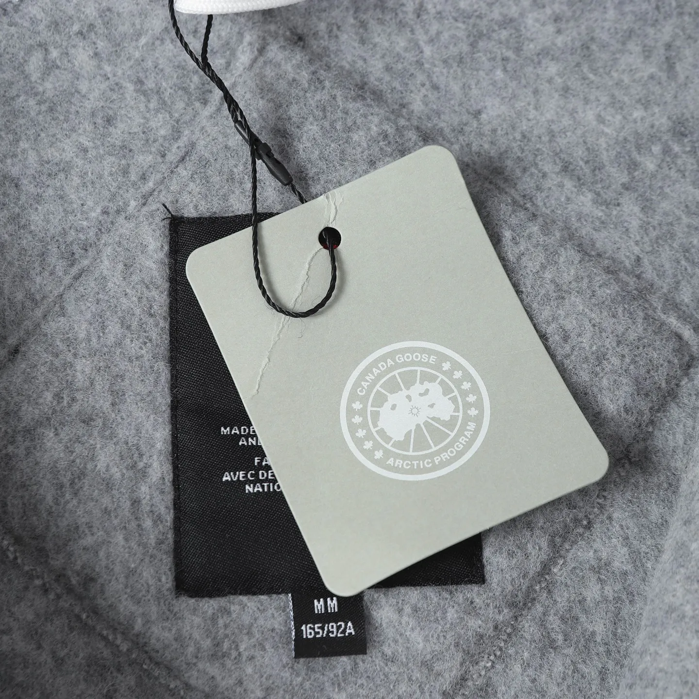 P620 Canada Goose/ Chilliwa series cashmere bomber jacket, exclusive customized wool fabric, containing 60% wool content! Super lightweight, soft and warm! The high-tech breathable space cotton liner makes the entire shape very stiff and soft, comfortable and lightweight at the same time. Breathable, soft, non-stuffy, lightweight, stylish, and non-deformable. The iconic double-stripe reflective strips are designed on the back of the collar and splicing. No detail is missed. The front placket allows you to easily cope with seasonal changes and calmly resist bad weather. High-density badges. All threaded accessories are customized. Loose fit and adjustable drawstring. Not bloated at all. Quite fashionable. It can be said to be a very unique design. This year's must-have style is for men and women. Size: S-L